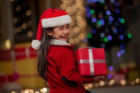 圣诞节手捧礼物的小萝莉图片